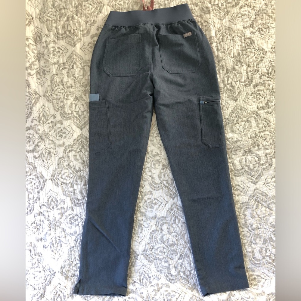 Figs Scrubs Heather Denim Set XXS Catarina top & XS Yola Skinny 2.0 pants - Picture 6 of 8